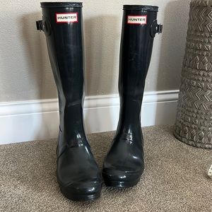 Hunter tall rain boots- gloss navy